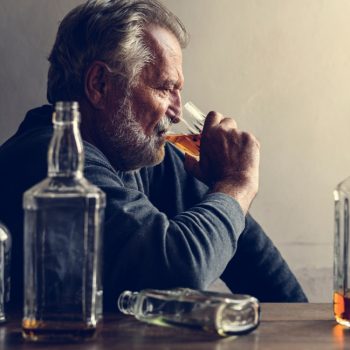 Rozwój uzależnienia – jakie są fazy rozwoju choroby alkoholowej?